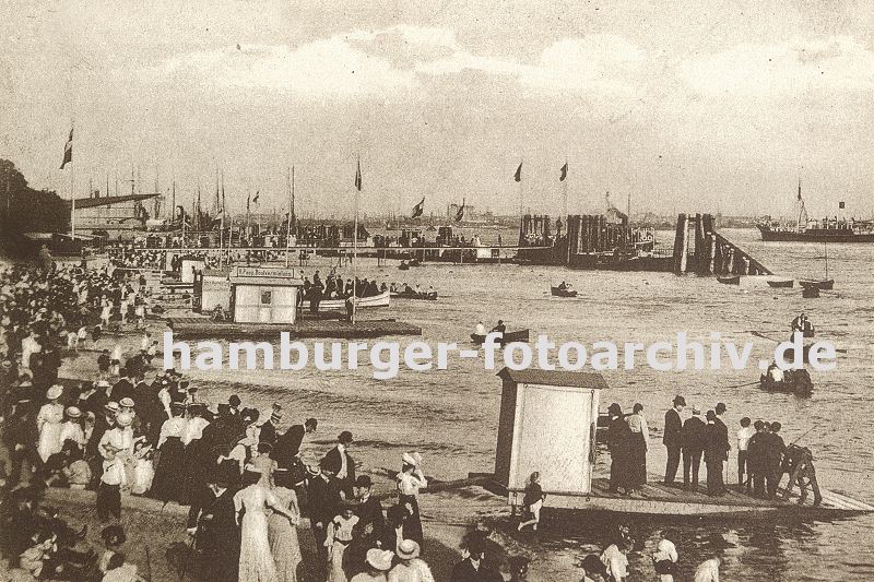 403_09540368 Badewetter an der Elbe - histoirsche Aufnahme vom Elbstrand ca. 1900. | Oevelgoenne + Elbstrand.
